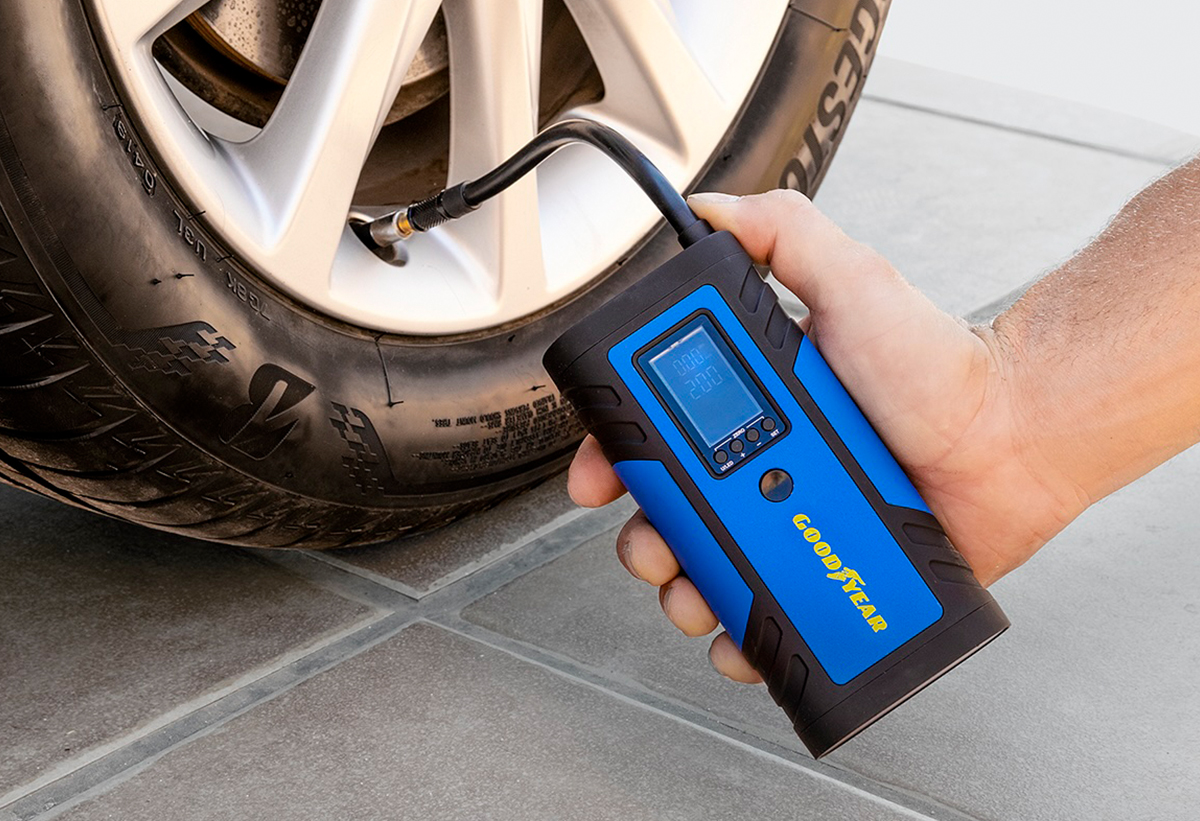 Η τρόμπα φουσκώνει ένα λάστιχο αυτοκινήτου.